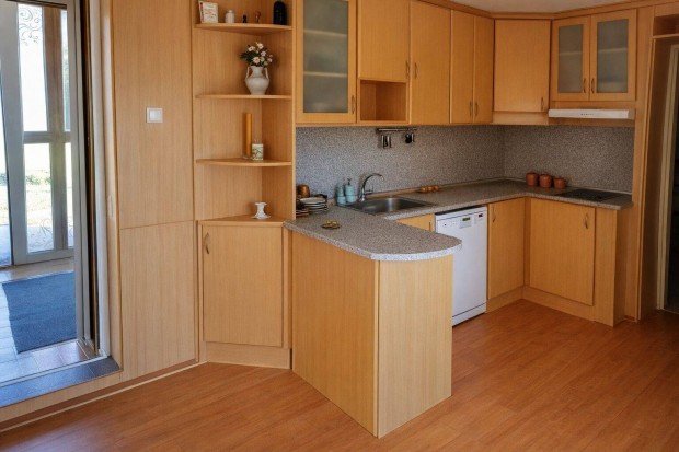 Elad� k�tszintes csal�di h�z Kispostav�lgy tet�n!