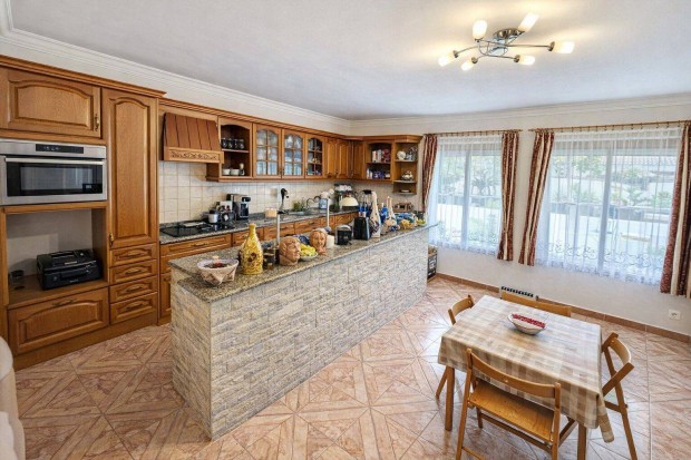 Elad� k�tszintes csal�di h�z Koz�rmislenyben