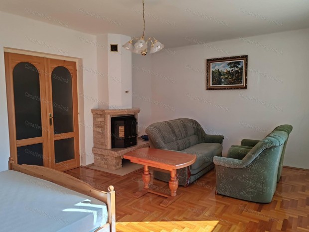 Elad� k�tszintes csal�di h�z k�l�n lakr�sszel Szolnok-Szandasz�l�s�n!