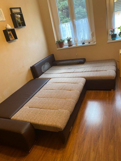 Eladó kihúzható, ágyazható, ágyneműtartós sarok kanapé