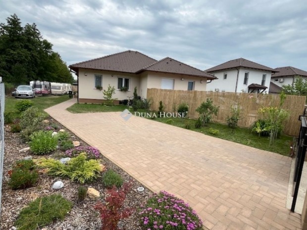 Elad� kis �kszerdoboz csal�di h�z V�cr�t�ton