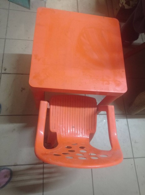 Elad� kis gyerek asztal sz�k