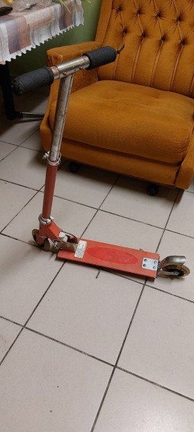 Elad kismret scooter roller.