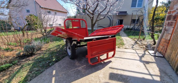 Elad� kistraktor p�tkocsi