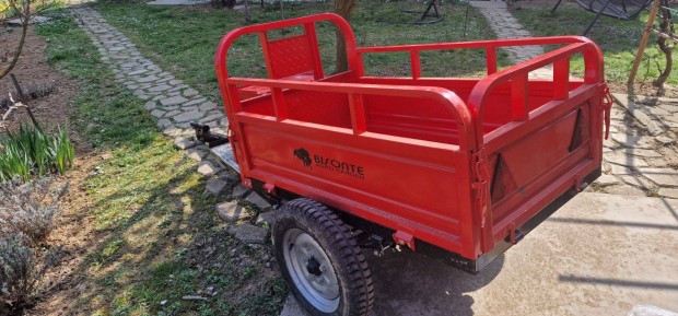 Elad� kistraktor ut�nfut�