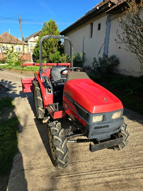 Elad� kiv�l� �llapot� Mitsubishi MT240 kistraktor