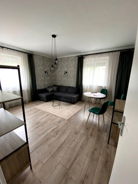 Elad� kiv�l� �llapot�, fel�j�tott t�gla �p�t�s� lak�s V�rpalot�n