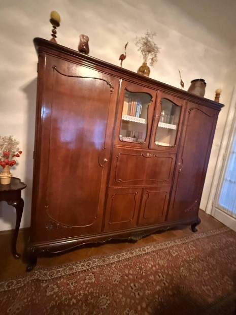 Elad� kiv�l� �llapot� neobarokk szekr�nysor