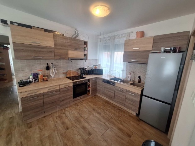 Elad� kiv�l� tulajdons�gokkal rendelkez� t�glalak�s, saj�t parkol�val