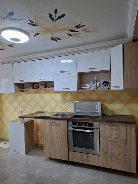 Elad� k�nyha szekr�ny  magasf�ny� g�pekel.