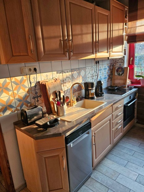 Elad� konyhab�tor