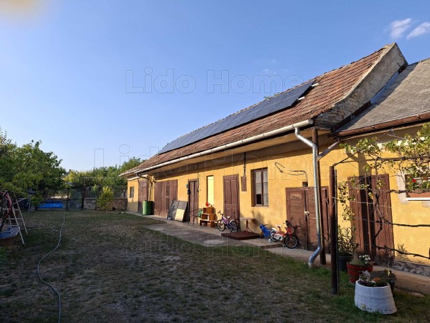 Elad� korszer�en fel�j�tott Csal�di h�z V�rpalot�n!