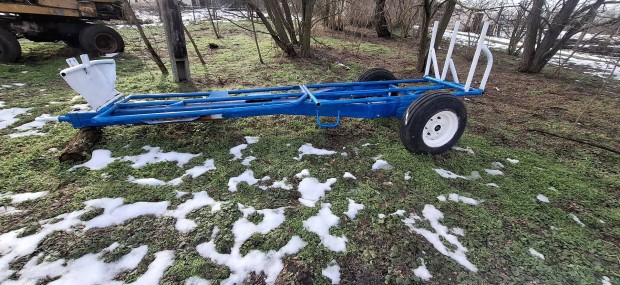 Elad� k�zel�t�kocsi 