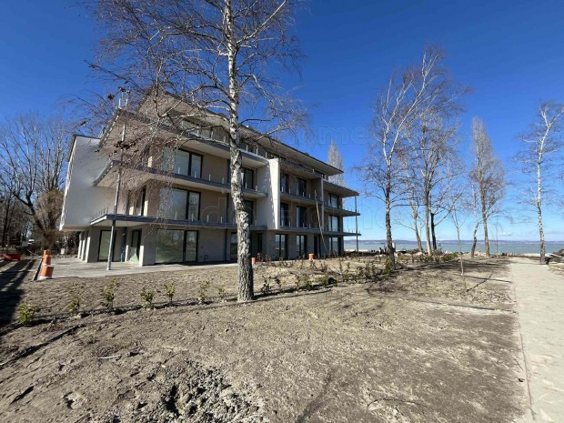 Elad� k�zvetlen v�zparti pr�mium lak�sok Balatonszemesen!