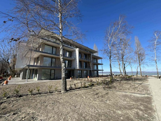 Elad� k�zvetlen v�zparti pr�mium lak�sok Balatonszemesen!