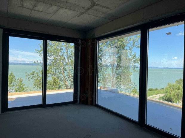 Elad� k�zvetlen v�zparti pr�mium lak�sok Balatonszemesen!