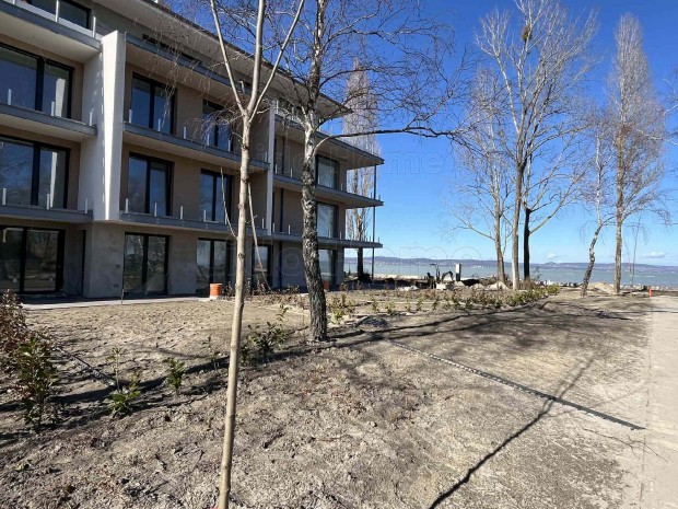 Elad� k�zvetlen v�zparti pr�mium lak�sok Balatonszemesen!