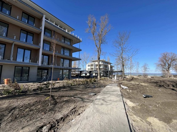 Elad� k�zvetlen v�zparti pr�mium lak�sok Balatonszemesen!