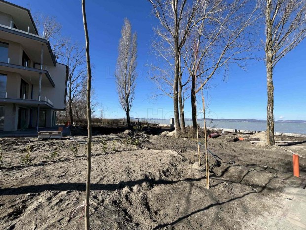 Elad� k�zvetlen v�zparti pr�mium lak�sok Balatonszemesen!