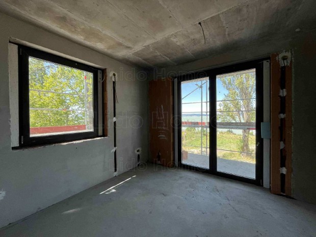 Elad� k�zvetlen v�zparti pr�mium lak�sok Balatonszemesen!