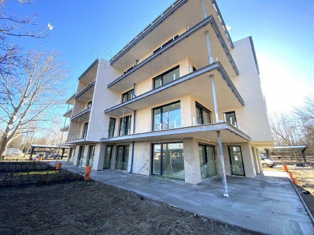 Elad� k�zvetlen v�zparti pr�mium lak�sok Balatonszemesen!