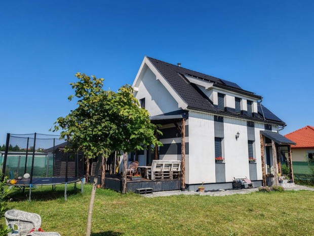 Elad� k�l�n�ll�, modern csal�di h�z Hark�n