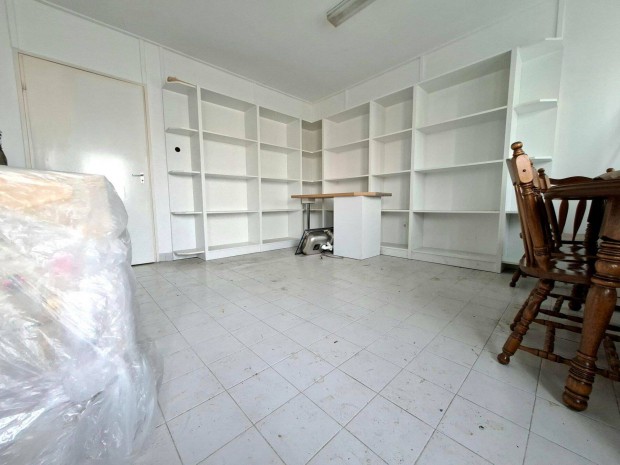 Elad� k�l�n�ll� �zlet V�ton remek �ron