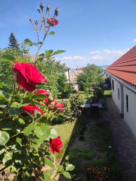 Eladó különleges balatoni ingatlan, gyönyörű panorámával Balatonszepez