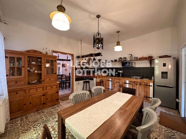 Elad� k�l�nleges csal�di h�z Cegl�den