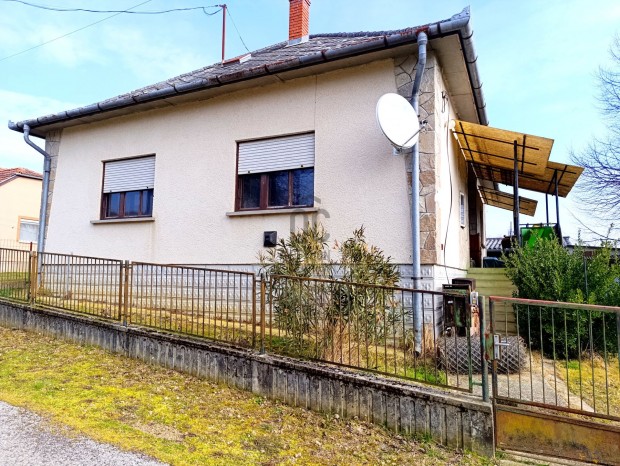 Elad� k�l�nleges lehet�s�g B�d�n   3 szob�s csal�di h�z nagy telken!