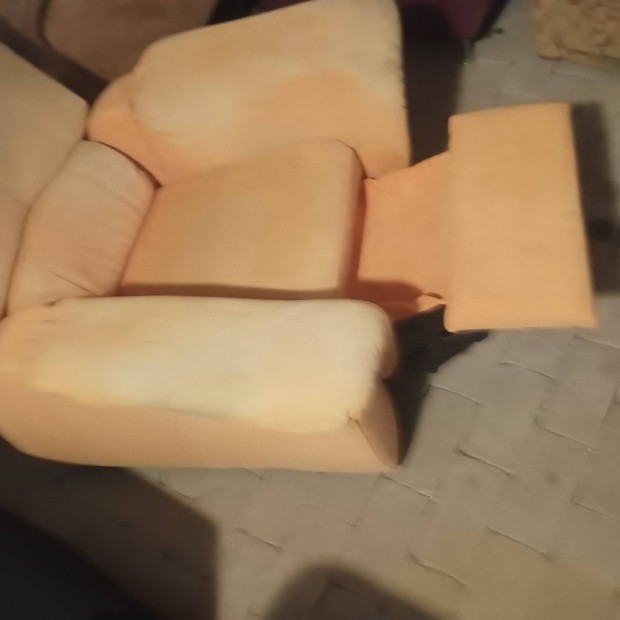 Elad� l�btart�s fotel 