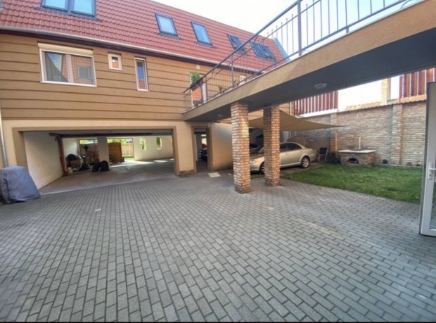 Elad� lak�s 15. ker