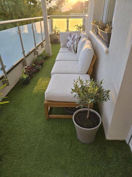 Elad� lak�s Ajk�n a Liget utc�ban