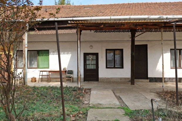 Elad� lak�s B�k�scsaba k�zpontj�ban csendes, udvari elhelyezked�ssel