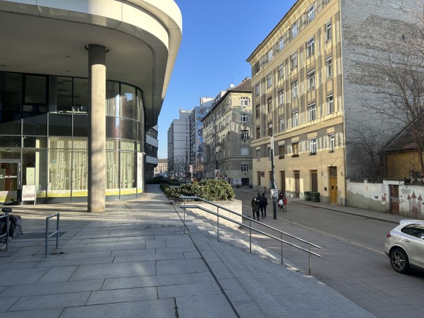 Elad� lak�s Budapest VIII. ker�let�ben, a Szigony utc�ban  kiv�l� elh