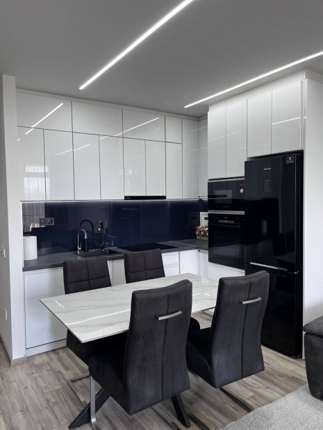 Elad� lak�s Damjanich Lak�parkban