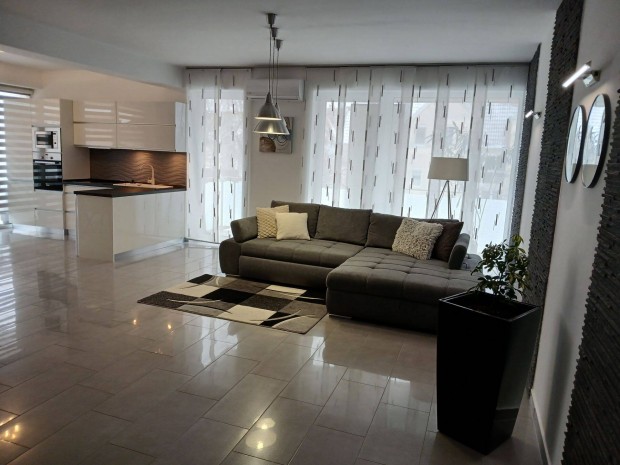 Elad� lak�s Debrecen Hatvan utcai kert