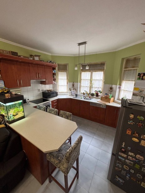 Elad� lak�s Etyek