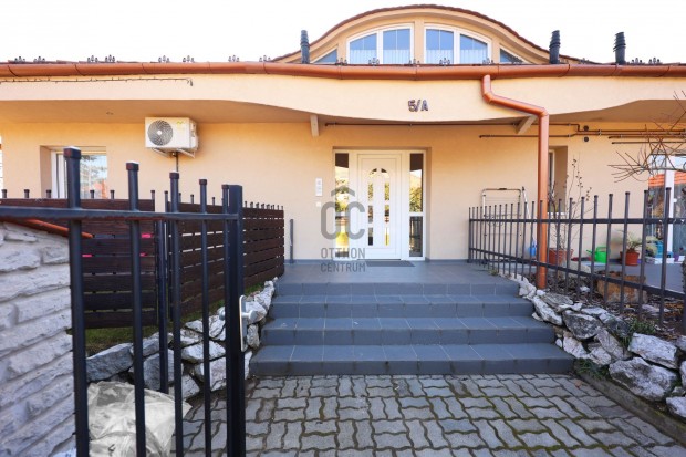 Elad laks Fton, a legszebb krnyken - 88 m-es, szp llapot inga