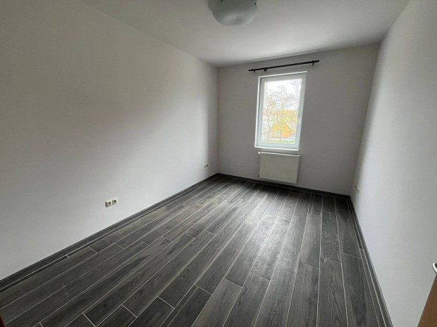 Elad� lak�s Gy�r