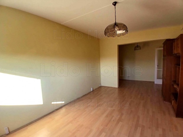 Elad� lak�s Gy�rben