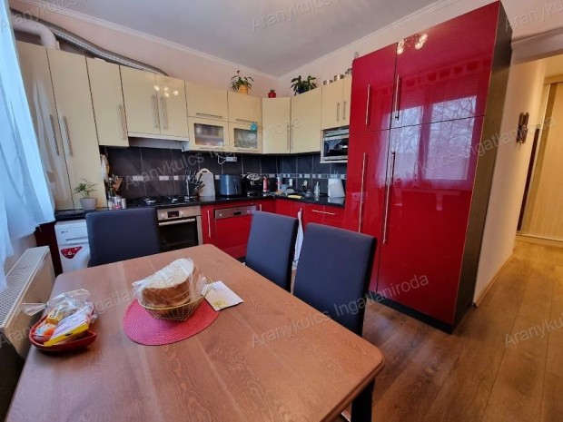 Elad� lak�s Gyul�n!