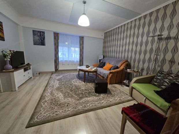 Elad� lak�s Gyul�n!