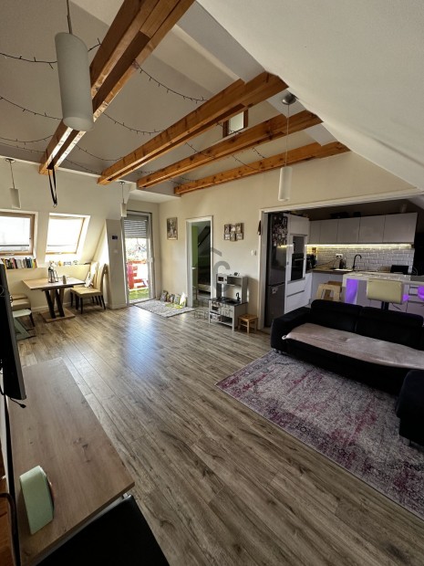 Elad� lak�s Hajd�s�mson k�zpontj�ban, m�gis csendes bels� udvari elhel