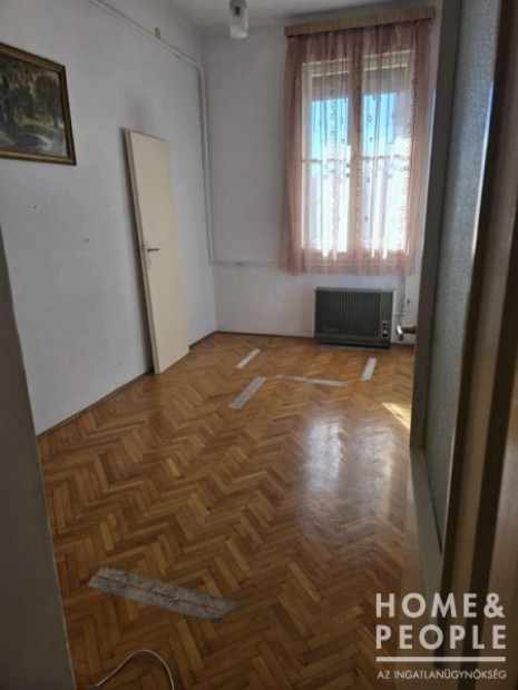 Elad� lak�s H�dmez�v�s�rhelyen!