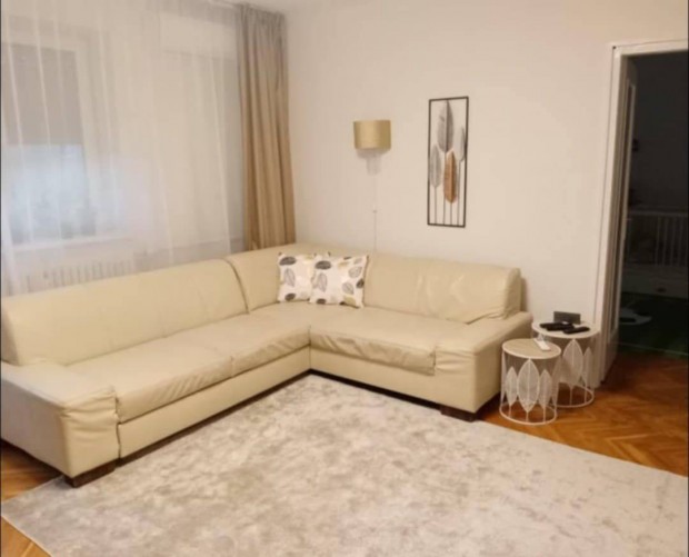 Elad� lak�s Kossuth utca