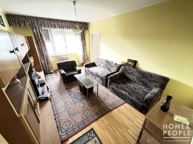 Elad� lak�s Szeged-Tarj�nban!