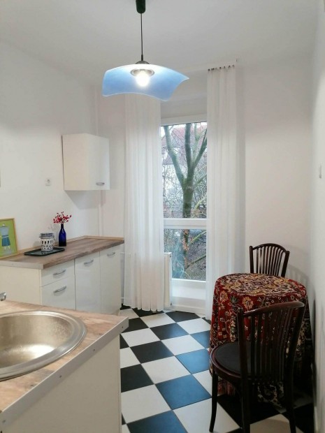 Elad� lak�s Szeksz�rd, Csat�r, Alisca