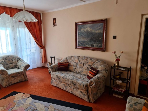 Elad� lak�s Szeksz�rd belv�ros�ban