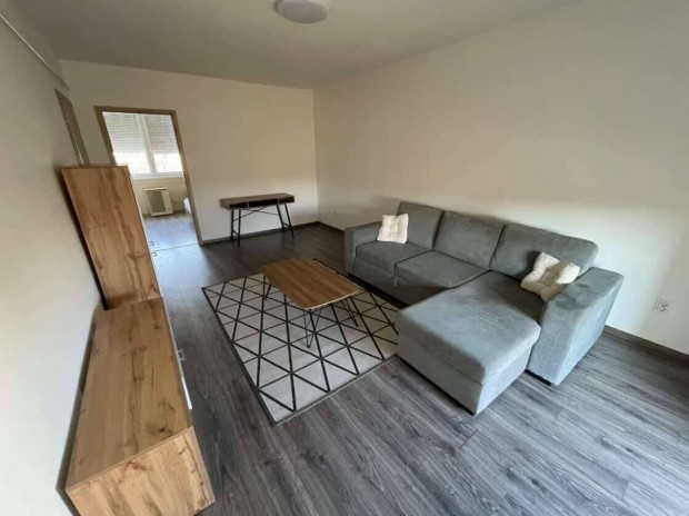 Elad� lak�s Szolnok